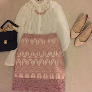  - Helt nytt
Kjol( sålt)
Blus Size :S 
Ej tillbehör ( väskan 100kr om vill köpa)