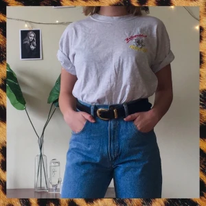  - Skitsnygg t-shirt med broderat tryck, köpt på second hand! Själv har jag normalt sett typ s, och den sitter snyggt oversized på mig, men tror att den passar de flesta storlekar, beroende på hur du vill att den ska sitta :)   Assnyggt att stoppa in den i ett par mom jeans och slänga på ett skärp! <33 