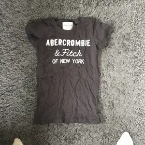 Mörkgrå T-shirt från abercrombie and fitch. 