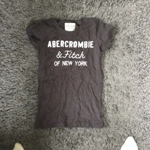  - Mörkgrå T-shirt från abercrombie and fitch. 