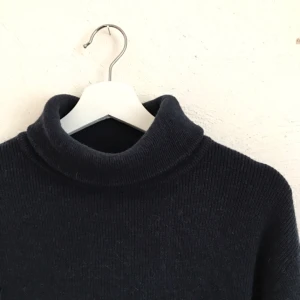  - Mörkblå polo från Weekday. Frakt tillkommer!