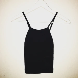  - FESTLIGT kort linne från Barcelona i glansigt material som är jättefint korsad på ryggen! 
Lite "kurvor" i tyget liksom. Snyggt! 
🌹🌹💋