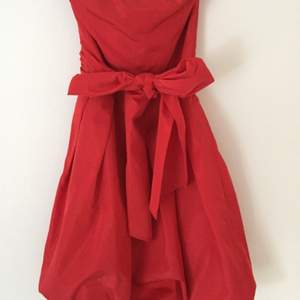 Röd festklänning från Zara. Som ny. Nypris ca 700, säljer för 150.