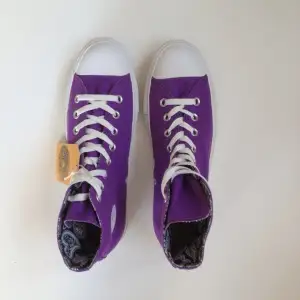 Lila höga Converse från USA. Ballt mönster på insidan! Aldrig använda! 