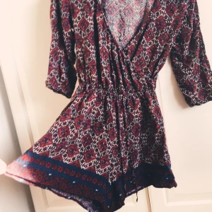  - Playsuit från Hollister i superfina Burgundy-färger (gör sig inte rättvisa på bild), aldrig använd. Nypris 600 kr.