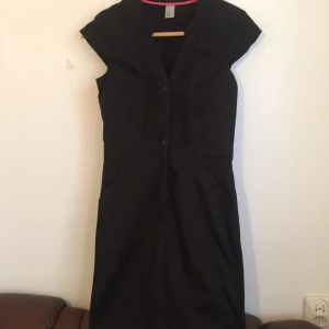  - Svart midi klänning Storlek S Oanvända 