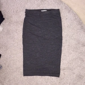  - Tajt kjol från h&m basic. Går till knäna och sitter supersnyggt på. Endast provad en gång, aldrig använd. 