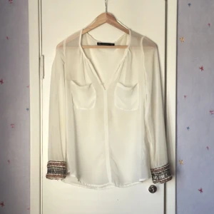 - Jättefin top med dekorerade "muddar" från Zara. 