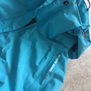  - Säljer en North bend vindjacka/regnjacka. Använd en säsong. Storlek 34
