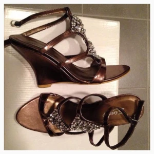  - Rosefärgade kilklacksskor med strass! Storlek 36.  Portot betalar du :)