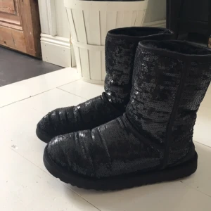 - UGG med svarta paljetter på, använda men är i väldigt bra skick🌻   🗯 köparen står för frakten eller mötes upp i Stockholm 