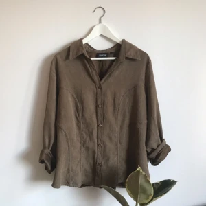  - Snygg skjorta i mockaimitation. Lös modell :)