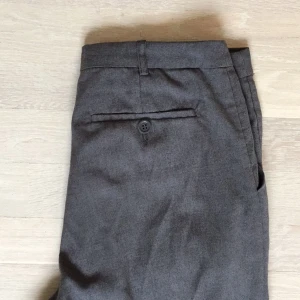  - Snygga varsamt använda kostymbyxor från bikbok i strl M 