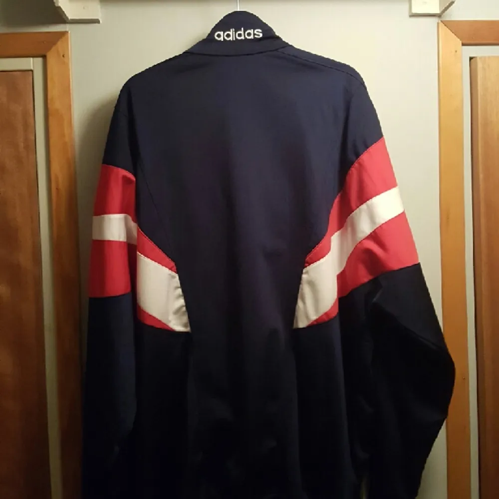 Adidas tracktop i fint skick, storlek ca L/XL (se bild för exakt stl) finns att hämta i Sandviken/Gävle.
Betalning kontant eller swish.. Toppar.