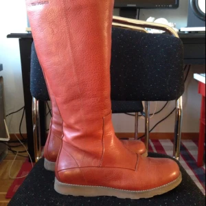  - Ten Points - NEW CAROL - Klassiska stövlar Cognac färg. Stl 37.  Använda 1 gång. Nyskick.  Säljer pga fel storlek.  Nypris: 1800kr  