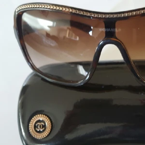  - Solglasögon,knappt använda,stora bågar