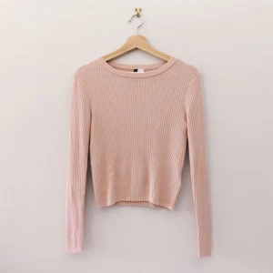  - Puderrosa, ribbad tröja från H&M med långa ärmar. Frakt 28 kr. 