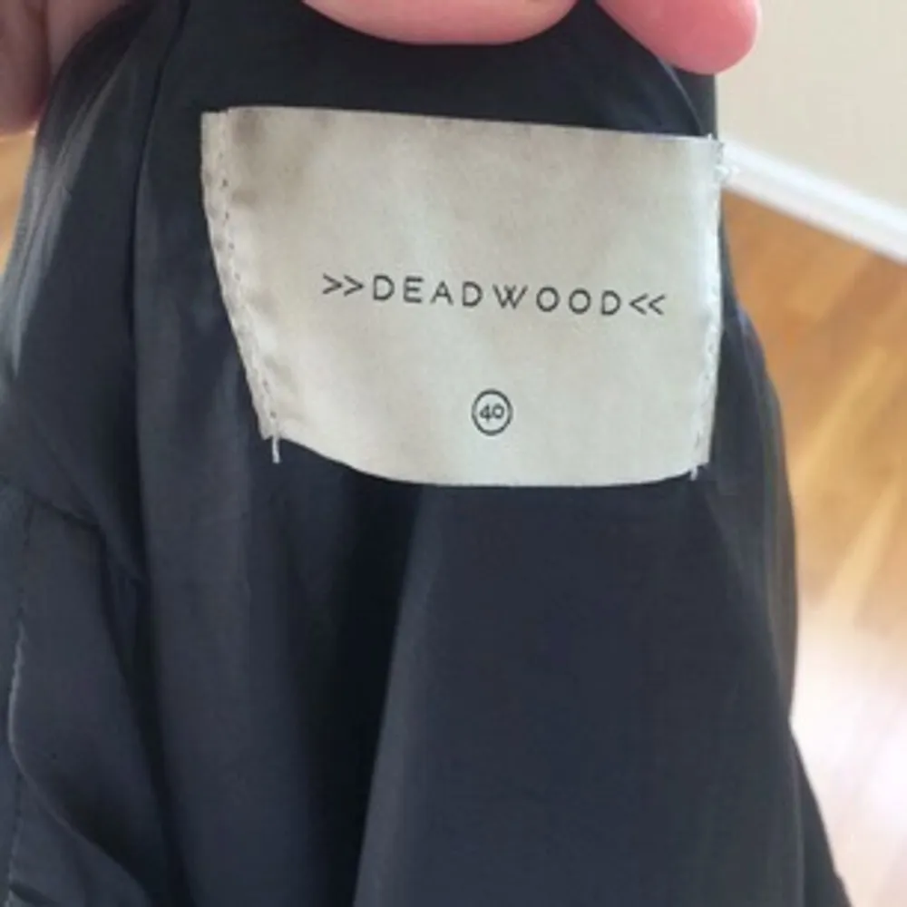 Skinnjacka från märket Deadwood, originalpris 2399 SEK. Storlek 40/Large.  sparsamt använd och knappt ett år gammal.. Jackor.