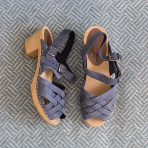  - Träskor/sandaletter i flätat blått nubuckläder från Mohedas samarbete med Indiska. 7 cm hög klack och 2 cm hög platå framtill. Nyskick. Dessvärre för små för mig. 