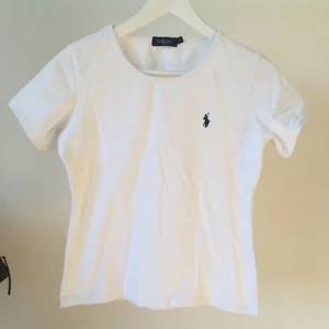  - Superfin vit enkel tishirt från Ralph lauren!  Mycket bra skick. Märkt L men jag bedömer den som en XS. Frakt 35kr 