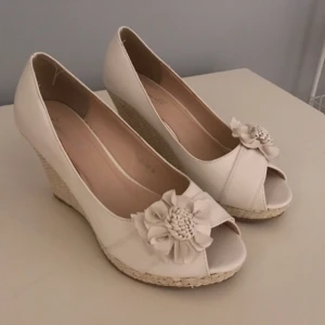  - Kilklacksskor köpta i Belgien för 599kr. Använda 2 gånger, som nya! Väldigt tighta men jag som har 39 kan ha dom. Tror även 38 skulle funka bra! 

Skickar mot frakt. 