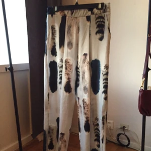  - Carin Wester fin byxa fox storlek small byxan är i nyskick . 