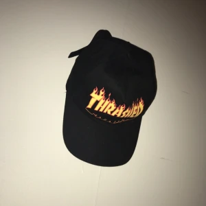  - Thrasher keps med lite böjd skärm. Fint skick :)