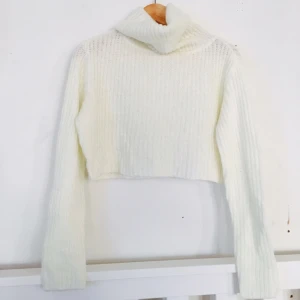  - Mysig stickad croptop från HM divided. Passar perfekt till jeans med hög midja och till massa annat. Frakten ingår i priset. 