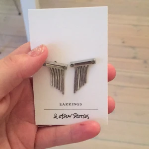  - Säljer ett par nya örhängen från & other stories. Silver. 