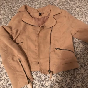  - Säljer denna jackan för 100 + frakt! 