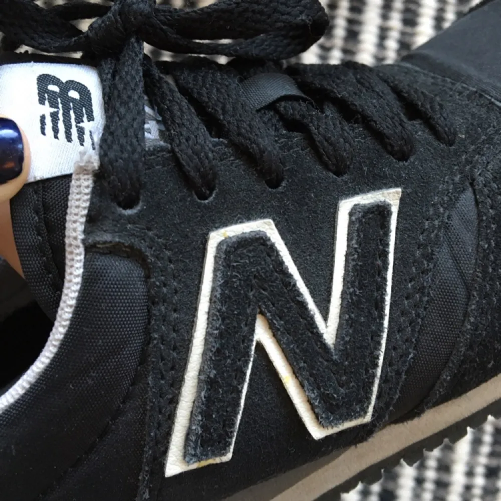 Svarta sneakers från New Balance. . Skor.