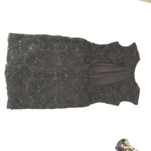  - Svart paljettklänning 