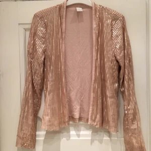  - Ljusrosa paljett-kavaj från Vila i storlek M 🌸 Skickas, köparen står för frakten 💌