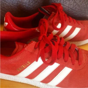  - DRÖMMIGA röda addidasskor märke Gazelle! 
Superfina och nästan helt oanvända! 🌹