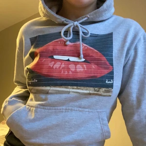Hoodie med tryck - Cool hoodie med tryck på bröstet💝 Storlek S🥰 Nypris pris 600kr, jag säljer för 190kr.