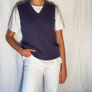 Stickad väst - Populär stickad väst! Färg: Viol Märke: Boomerang Fler bilder? Kontakta oss! 