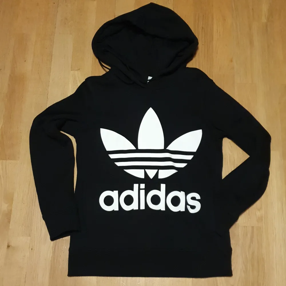 Adidas hoodie dam stl XS / 30  I stort sett aldrig använd. Finns i Jönköping. Köpare betalar frakt.. Hoodies.