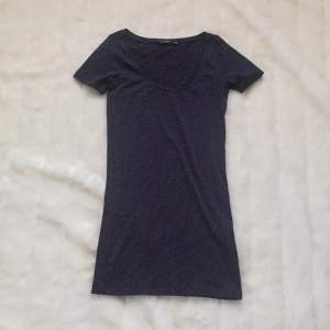 Marinblå basic t-shirt från Samsoe Samsoe. Oanvänd. Stretch. Nypris 299kr. Finns även i grå och nougat. 