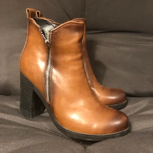 Bruna kängor 38 - Bra skor.  Skicka ett meddelande för mer information