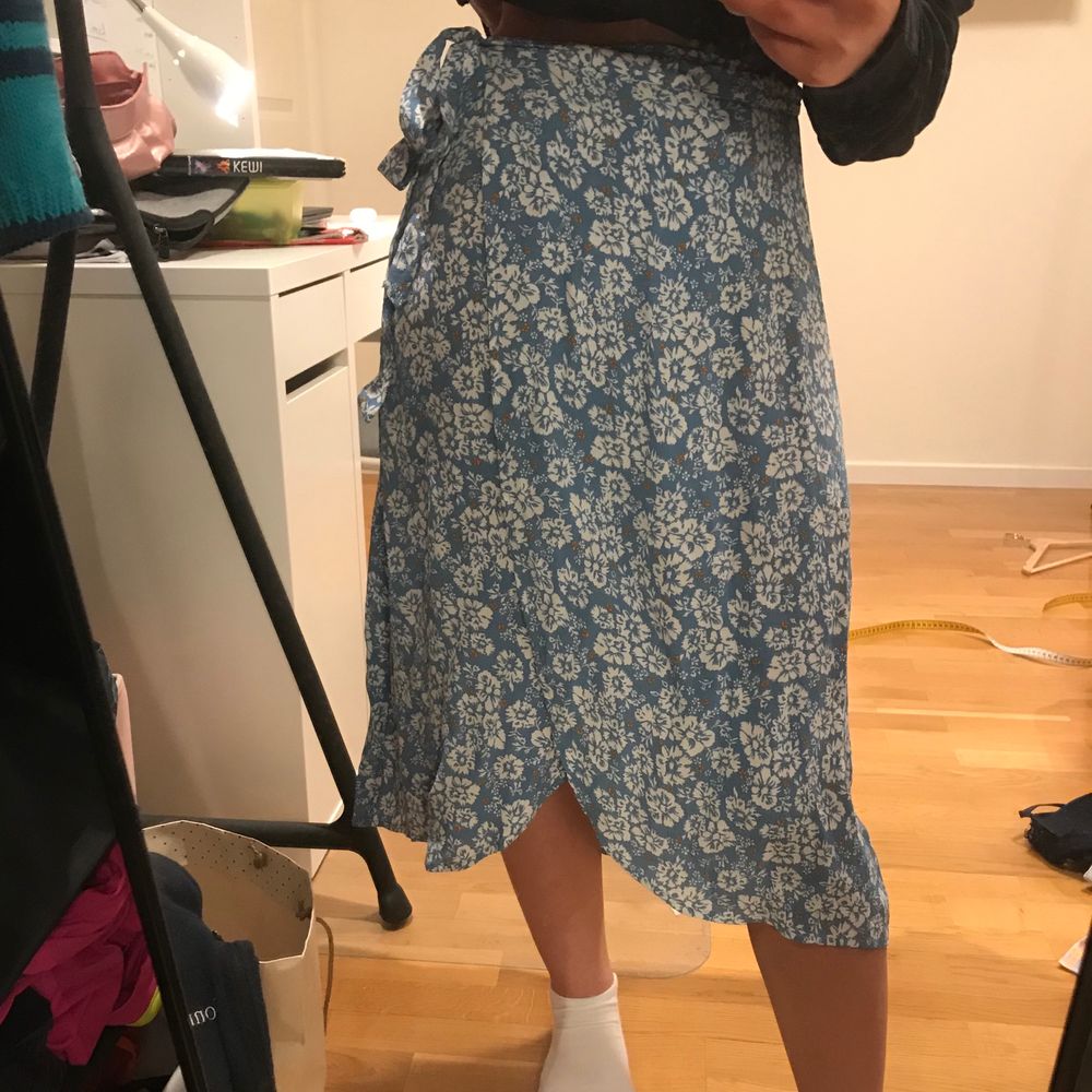 Blå blommig kjol lång | Plick Second Hand