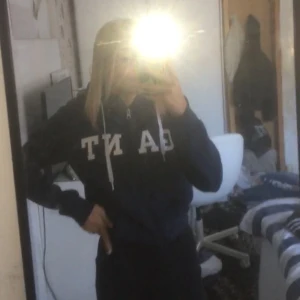 Gant hoodien  - Gant hoodie köpt på hede fashion outlet i Kungsbacka för 1200kr säljer för 400kr+frakt 