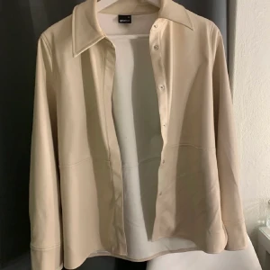 Skinn skjorta/jacka från Ginatricot!!  - Hej säljer min skjort/jacka från Ginatricot i super skick. Använd max två gånger under tiden jag haft den. Storlek 38/40, men skulle säga att den passar för dig mellan s-m beroende på hur du vill att den ska sitta. Nypris 399kr och väljer att sälja den för 200kr + frakt eller om man vill mötas i Göteborg går det också bra 💕💕 buda om du vill men rätt att nekas. 