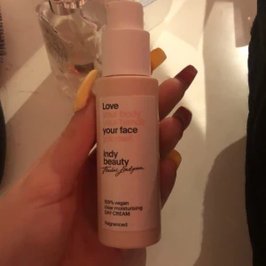 Indy beauty - Indy beautys dagkräm, beställde den men innan den kom testa jag dem hos en vän å mim känsliga hud klarade inte den men på min vän funkar den toppen❤️OANVÄND