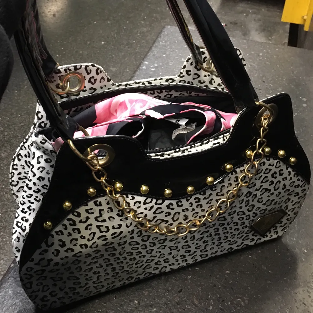 Snyggaste väskan i leopard mönstrat hårt läder. Snygga detaljer på och rämmar i latex. Den är 35 cm lång och ca 25 cm hög. Kedjan har jag tagit bort på de två första bilderna. Pris kan diskuteras  . Väskor.