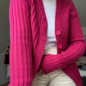 KOFTA - Stickad kofta i storlek s, men den är oversize! Använd 1-2 gånger, 70 kr + frakt 🚚 