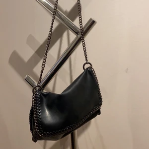 Läderimiterad väska - En svart läderimiterad väska med kedja från Gina. Använd ett antal gånger men den är fortf i fint skick✨ Kontakta för mer info.