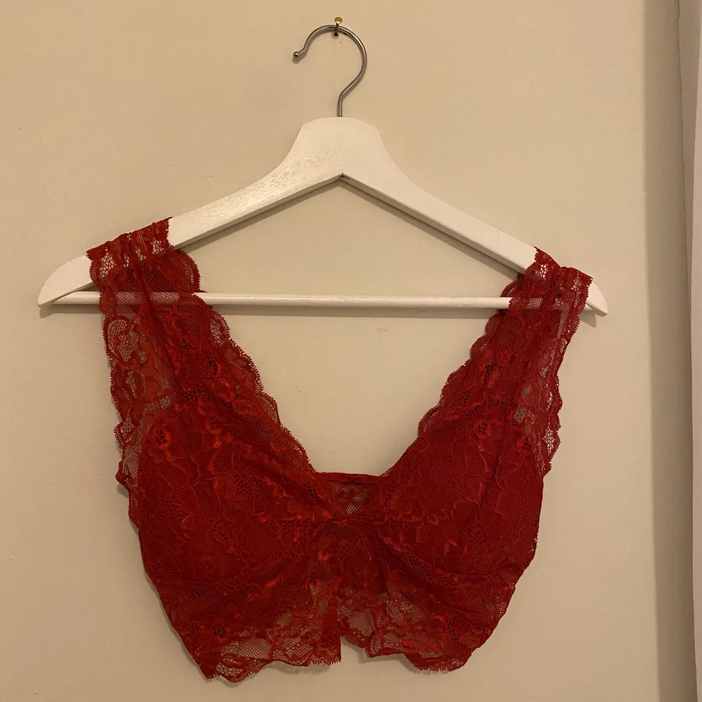 Röd bralette från Lindex i storlek 75B ungefär. Köptes för 200kr, säljer för 60kr. Använd en gång.. Toppar.