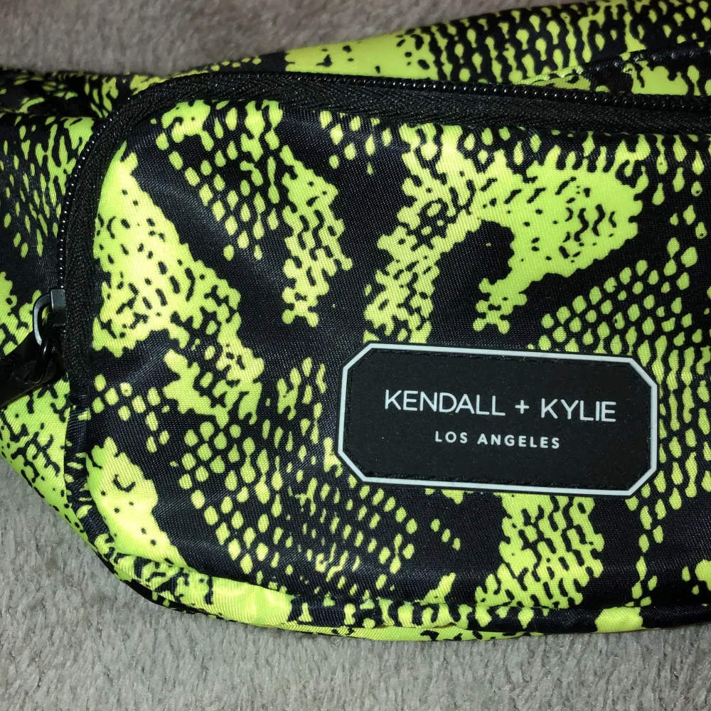 ”fannypack” eller sidoväska ifrån märket Kendall x Kylie i super coolt orm imitation. Flera fack för mycket förvaring på språng. Flexibelt band runt man kan spänna . Väskor.