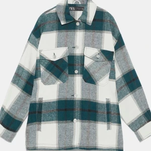 Rutig jacka  - Rutig jacka från zara! Storlek M. Använd förra vintern men ser ut som ny. Jag är vanligtvis S men tycker att denna sitter väldigt bra på mig för en lite mer oversized look. Nypris cirka 550.