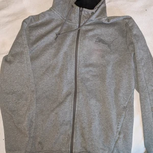 Puma luvtröja - Grå puma med dragkedja o luva. Jätte fint skick knappt använd.